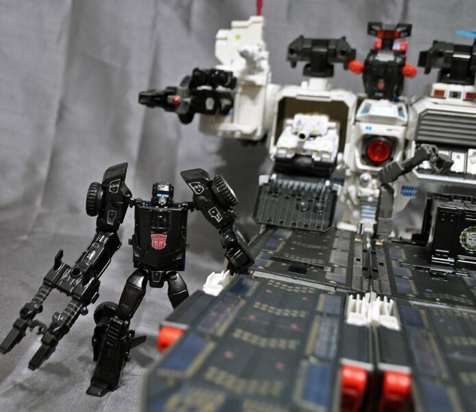 Image Of Custom Generations G1 Metroplex With Deluxe Scale Scamper  (6 of 12)